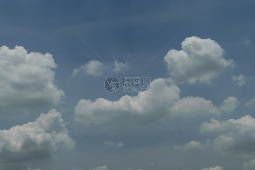 蓝天白云的自然云景图片