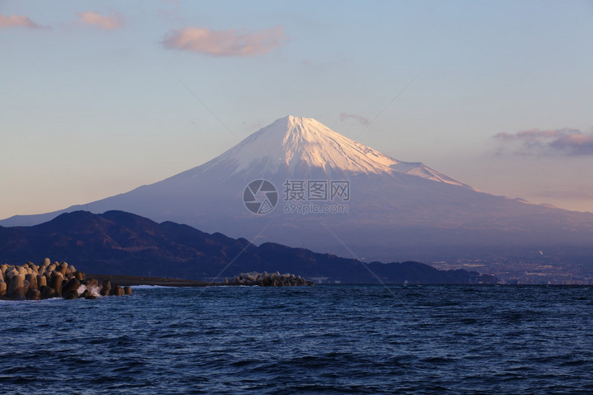 静冈三保松原的富士山和海图片