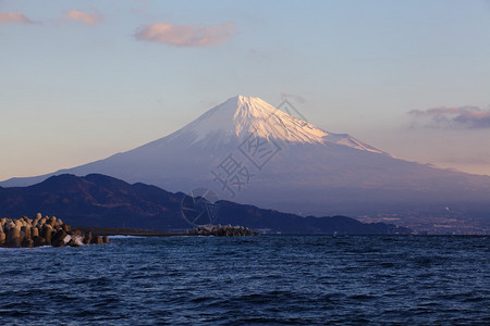 静冈三保松原的富士山和海背景