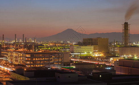 黄昏时分川崎市的富士山和日本工业区图片