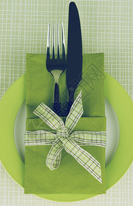 以叉子和餐桌刀制成绿奈普金的优等表设置图片