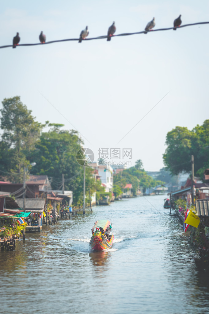 曼谷运河中的传统船长尾船图片