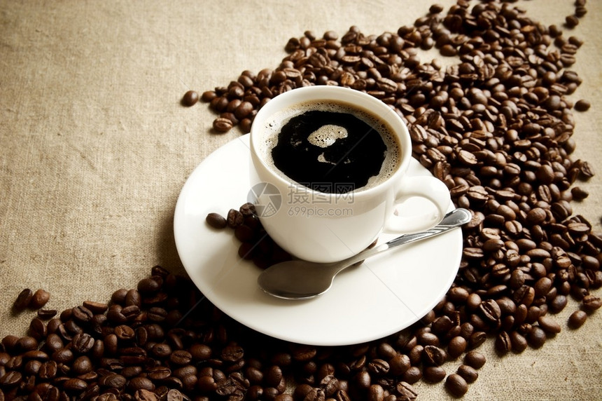 用咖啡豆和咖啡杯制造的波浪图片