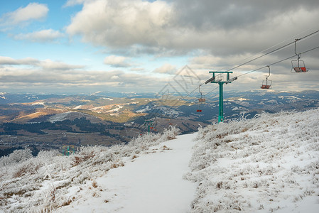 山上的滑雪缆车图片