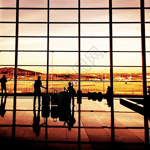 机场休息室的航空公司乘客休月轮图片