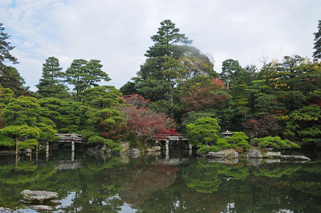 秋天宁静的日本禅宗花园和池塘图片