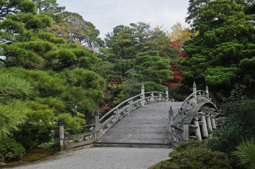 老皇家日本石桥在秋天图片