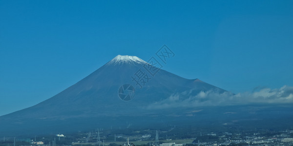 雄伟的富士火山在日本秋天图片