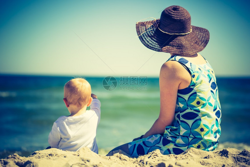 幼小孩子和母亲在海图片
