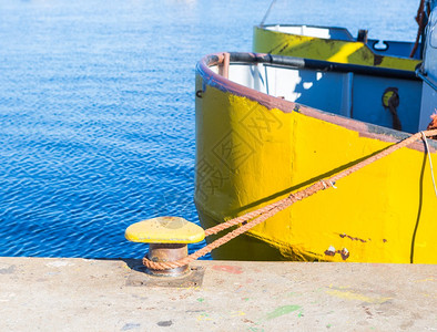 渔夫的船停泊在港口在Jasta图片