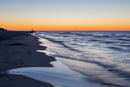 波兰日落后美丽的波罗的海岸图片
