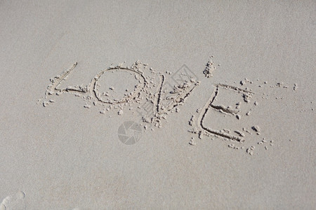 在沙滩上写着爱情图片