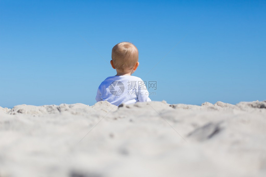 小孩在夏日天气好时在海边玩耍照片带有古图片