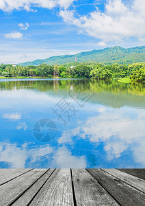 与湖山和蓝天的风景图片