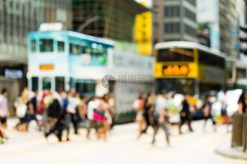 在香港市繁忙的街道上斑马上的人群图片