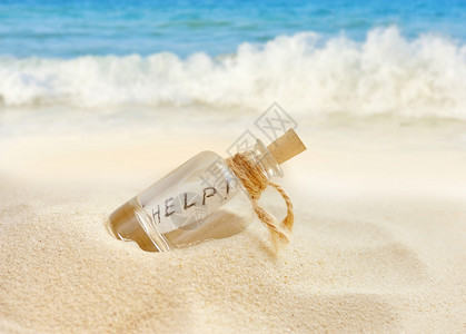 在沙滩上留言的瓶子图片