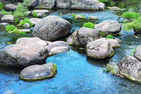 河流上有石头的景观蓝图片