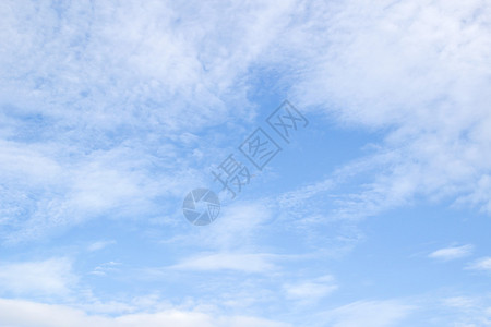 蓝色天空中的白云可以图片