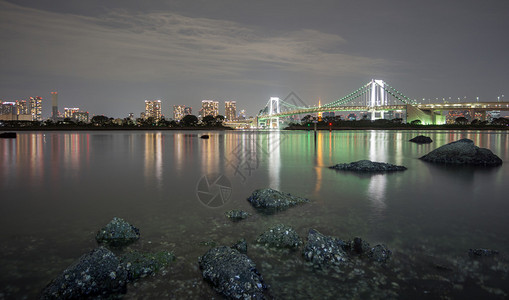 夜视东京天际之夜与彩虹桥和图片