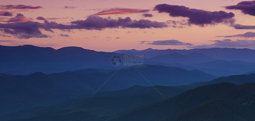 喀尔巴阡山夏日夕阳风景粉图片