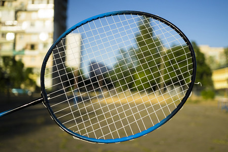 网球羽毛球在城市街图片