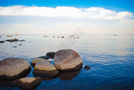 岩石海岸芬兰湾的蓝水和美丽图片