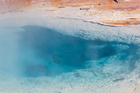 SilexSpring游泳池的热蒸水反映了黄石公园公园太图片