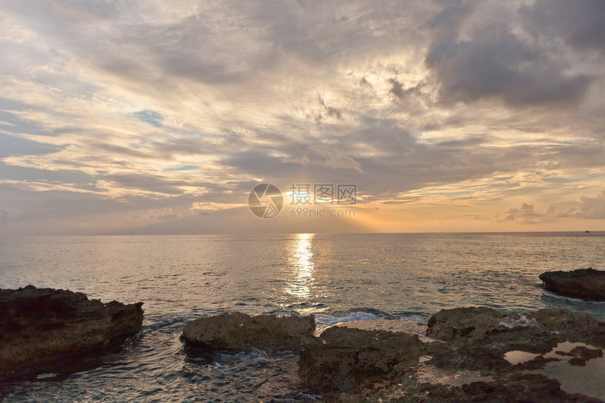 英国海外领地开曼群岛大开曼岛海边夏日夕阳图片