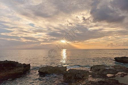 英国海外领地开曼群岛大开曼岛海边夏日夕阳图片