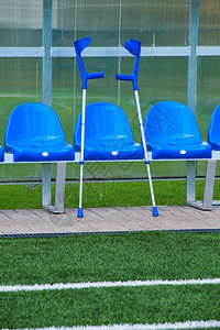 在露天体育场球员的蓝塑料座椅上图片
