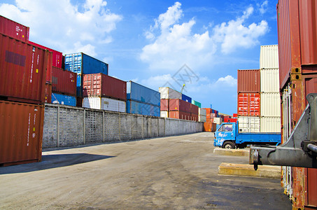 货物包装集箱存放在货运海港码头港候图片