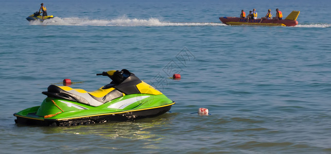 水上摩托艇在海滩上看到乌克兰图片