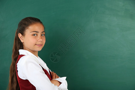 在课堂上站在黑板旁边的漂亮女孩坐在教图片