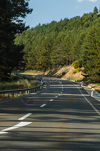 一条绕行道路防图片