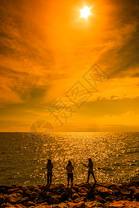 在日落海的垂钓者渔夫图片