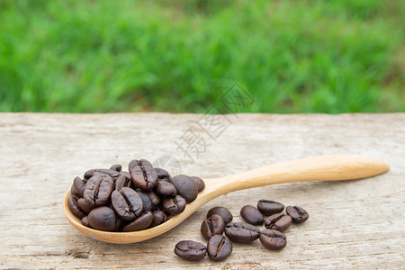 木制背景的木制咖啡豆木制勺子咖啡豆图片
