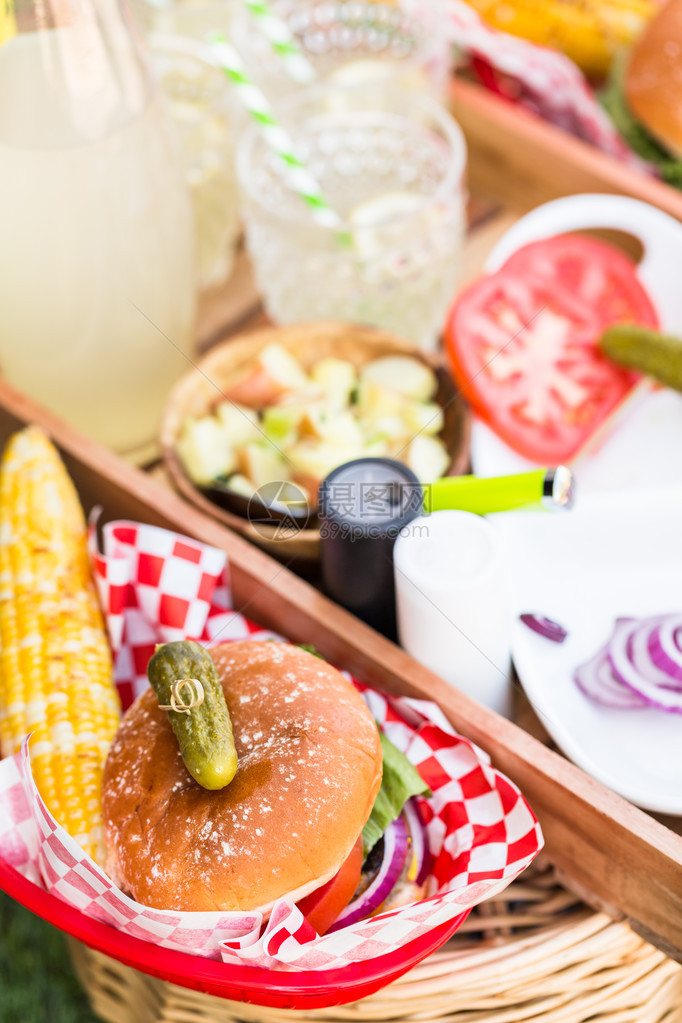 夏季小野餐加柠檬汁和汉堡图片