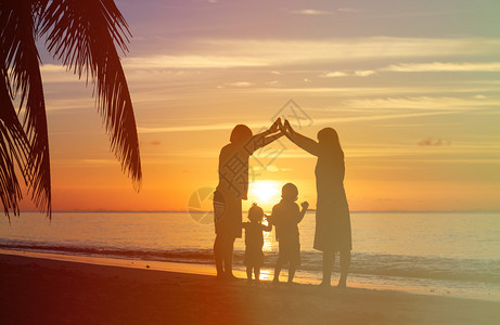 快乐的父母在日落海图片