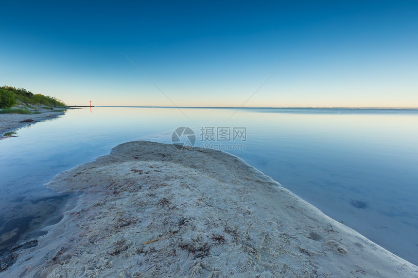 日出前美丽的海滩波兰格丹图片