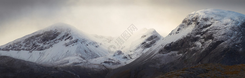 苏格兰高地风景如画的山脉全景和云景图片