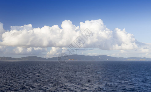 热带岛屿上的海滩上的大海的景色清澈的蓝色水美丽的度假胜地治图片