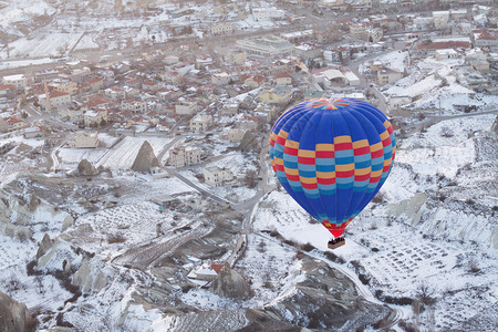 热气球在冬天飞越卡帕多西亚在土图片
