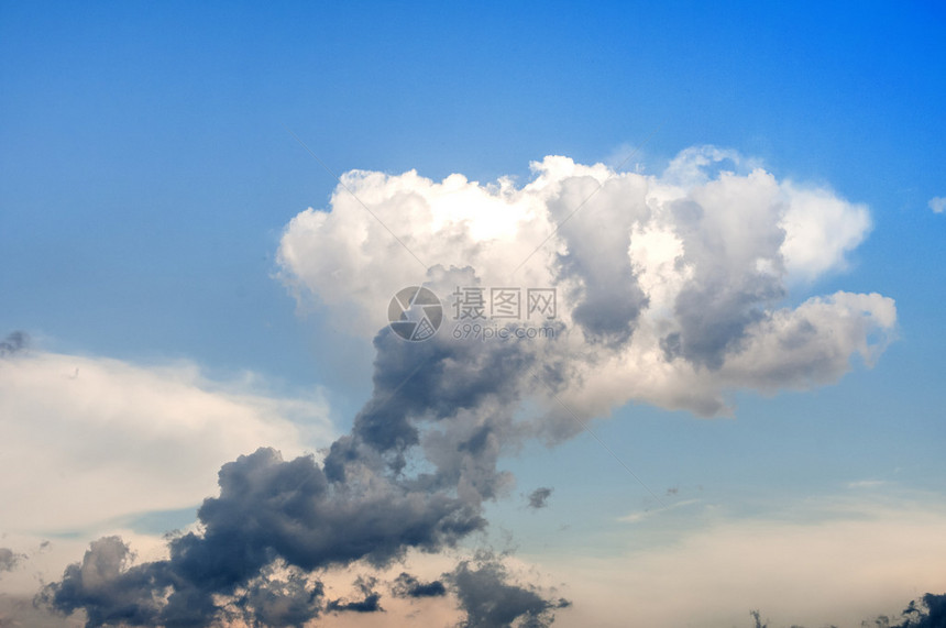 在蓝天背景的奇怪形状的云彩图片