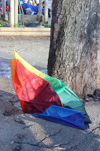 法国巴黎破多色雨伞图片