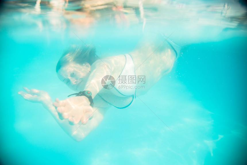 在游泳池水下游泳的女人图片