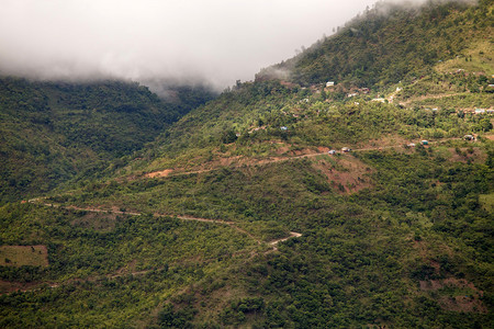 缅甸布尔马通过钦邦山区的泥土路干道领导图片