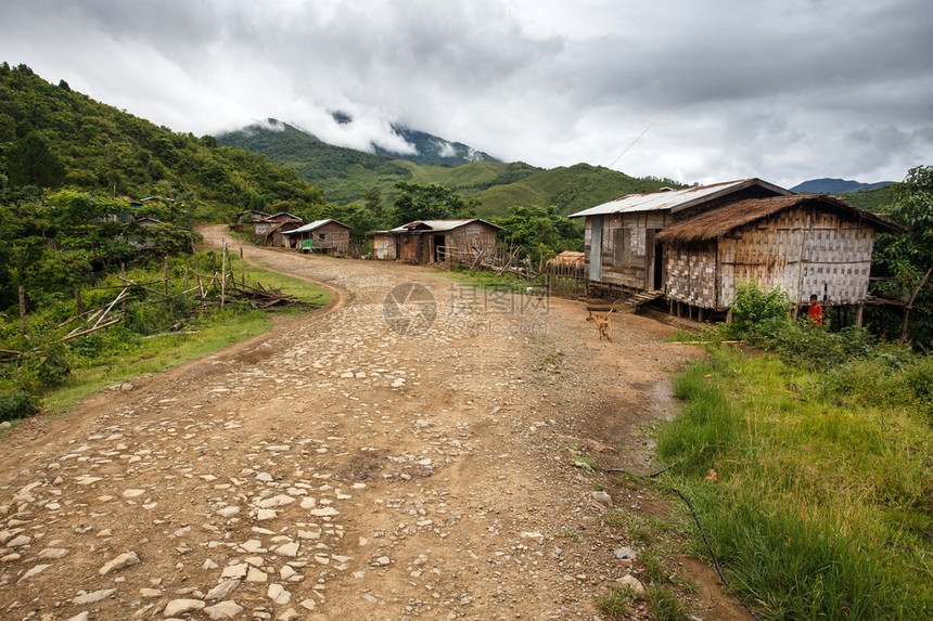 缅甸布尔马通过钦邦山区的泥土路干道领导图片