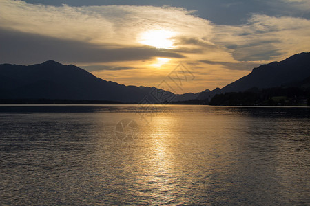 在奥地利沃尔夫冈山湖日图片