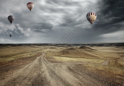 气球飞过乡间小路图片