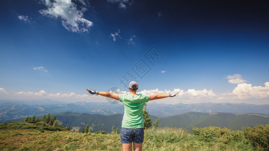 站在山顶手上的女人图片